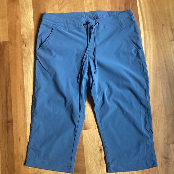 Woman’s size 8 Columbia Shorts - Picture 2 of 9